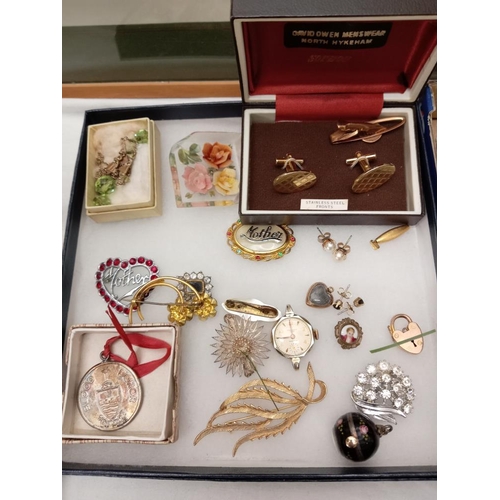 374 - A mixed lot of brooches and other costume jewellery