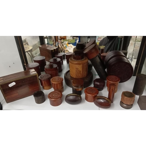 386 - A good selection of old wooden bowls & lidded boxes