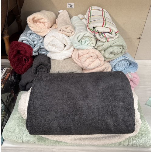 720 - A quantity of towels etc A/F