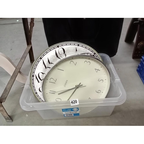 420 - A quantity of wall clocks