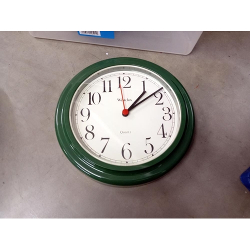 420 - A quantity of wall clocks