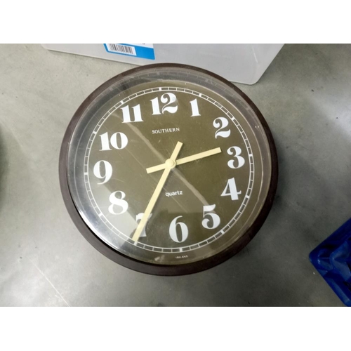 420 - A quantity of wall clocks