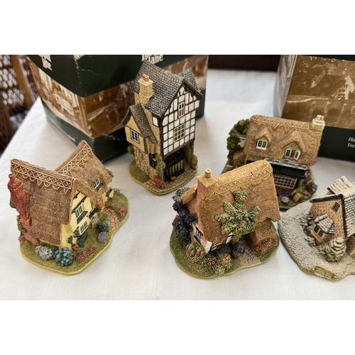 738 - A collection of Lilliput Lane cottages (some boxed)