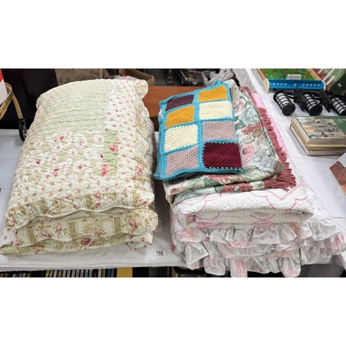 755 - A quilt cover, 2 matching pillow cases & other bedding