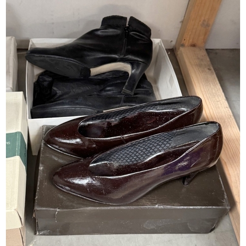 780 - A quantity of ladies shoes size 6, 4.5 etc including Charles Jourdan Paris size 7.5 & A Carmen haird... 