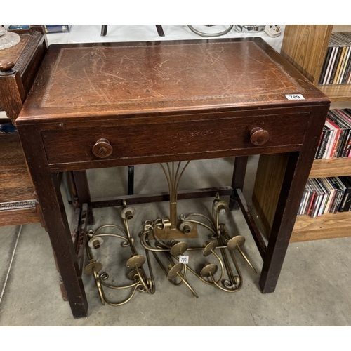 789 - An Edwardian oak writing desk with inset leather top