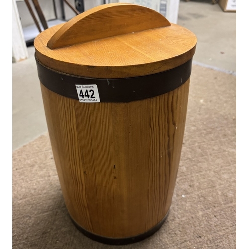 442 - A nice wooden barrel with lid