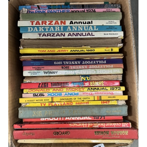 817 - A box of vintage children's annuals