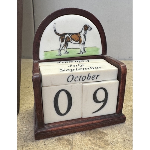 829 - A History craft fox hound calendar/clock & pad stand