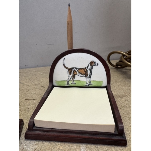 829 - A History craft fox hound calendar/clock & pad stand