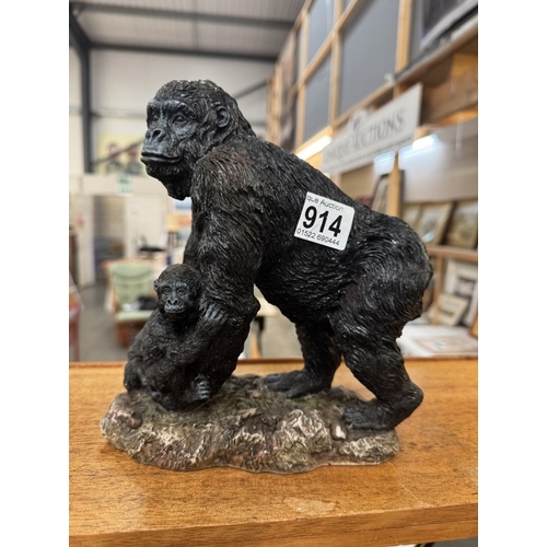 914 - A well detailed resin figure of a gorilla with young