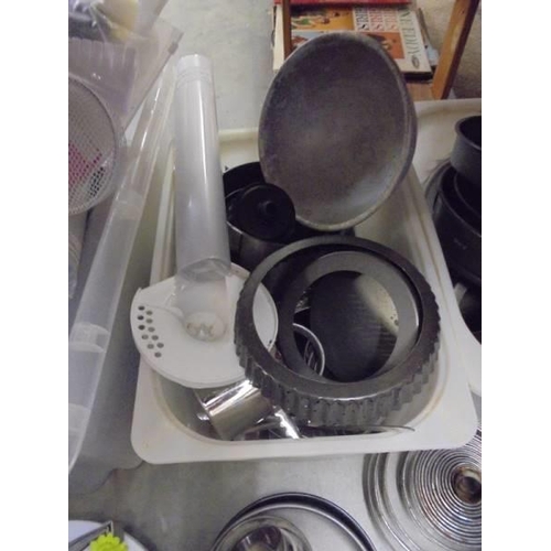 532 - A huge lot of bakeware and other kitchen items. COLLECT ONLY.