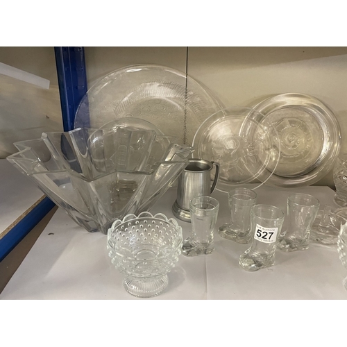 527 - A quantity of glass items including a fruit bowl, vases etc