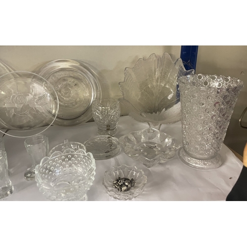 527 - A quantity of glass items including a fruit bowl, vases etc