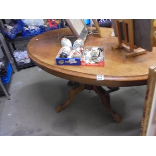 606 - A Victorian oval mahogany loo table, COLLECT ONLY.