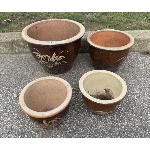 631 - A set of 4 plant pots