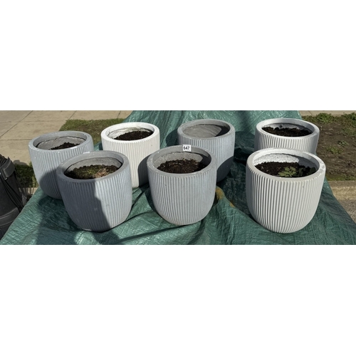 647 - 7 Garden pots