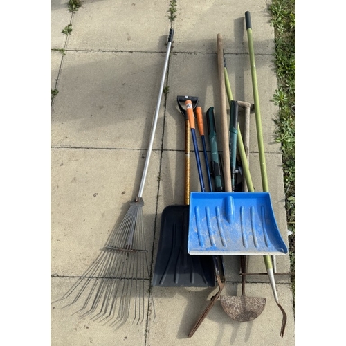 657 - An assortment of garden tools