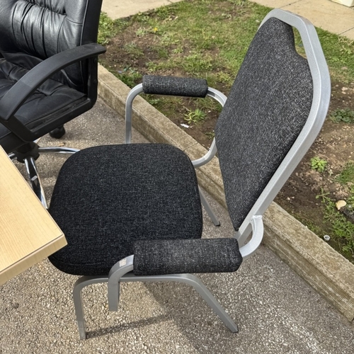 672 - A computer desk with 2 chairs COLLECT ONLY