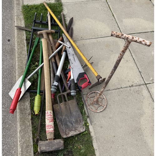 671 - A selection of garden tools COLLECT ONLY