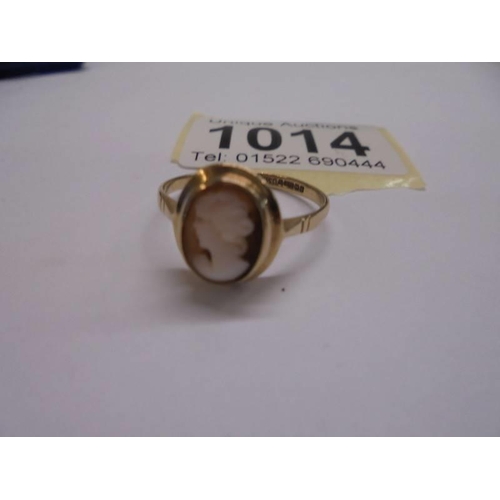 1014 - An 18ct gold ring set cameo, size U, 2.4 grams.