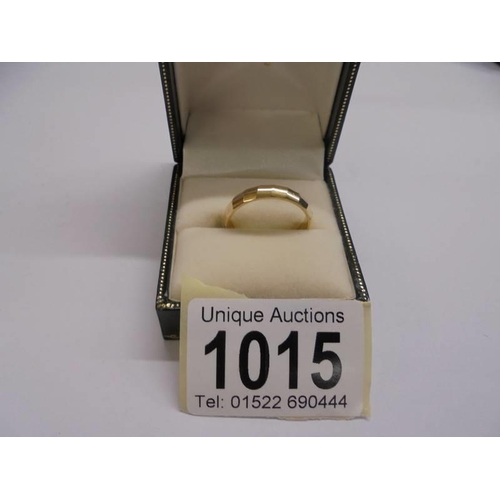 1015 - An 18ct gold wedding banb, 4.6 grams, Size R.