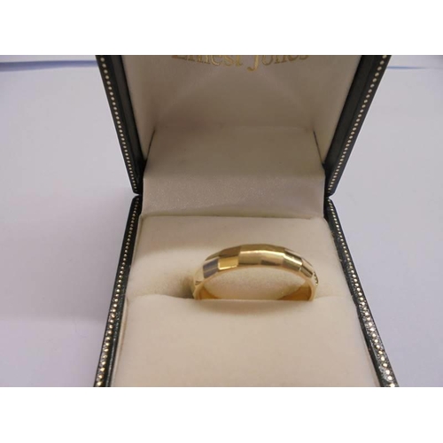 1015 - An 18ct gold wedding banb, 4.6 grams, Size R.