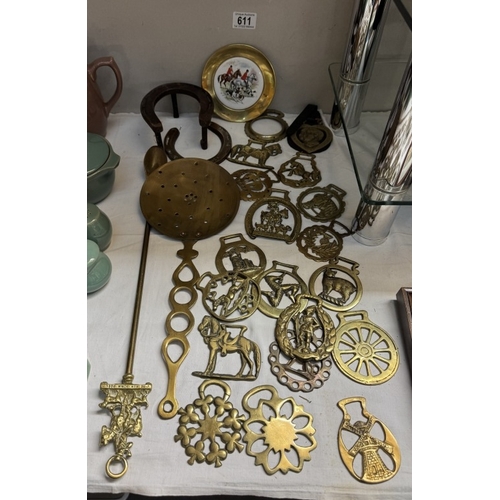 611 - A quantity of horse brasses, horse shoe trivet, horse shoes etc