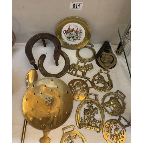 611 - A quantity of horse brasses, horse shoe trivet, horse shoes etc