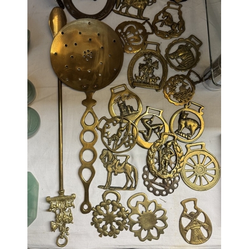 611 - A quantity of horse brasses, horse shoe trivet, horse shoes etc