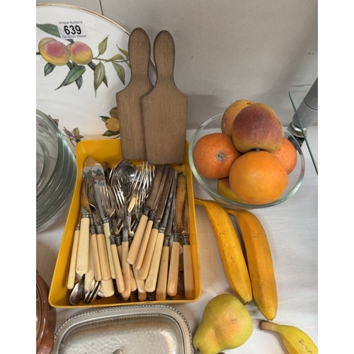 639 - A good lot of vintage kitchenalia including butter pats, & stoneware jelly mould etc