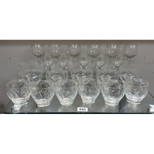 643 - A quantity of vintage etched glasses (All matching)