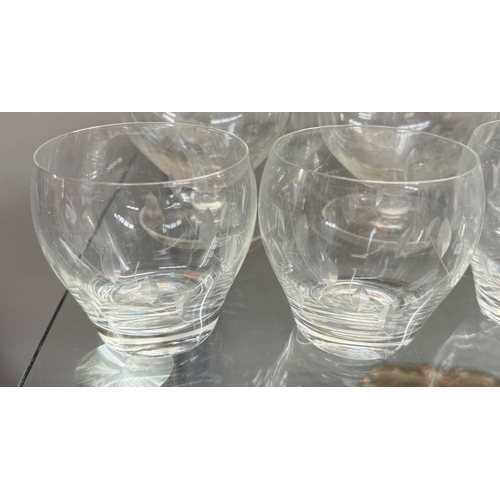 643 - A quantity of vintage etched glasses (All matching)