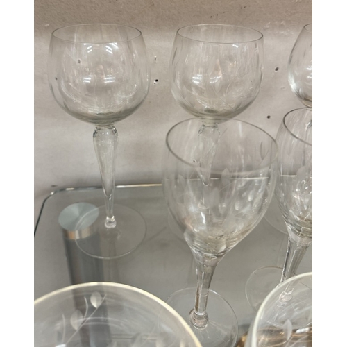 643 - A quantity of vintage etched glasses (All matching)