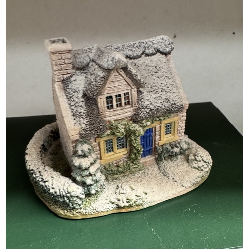 671 - A collection of Lilliput Lane cottages (6 boxed & 2 loose)