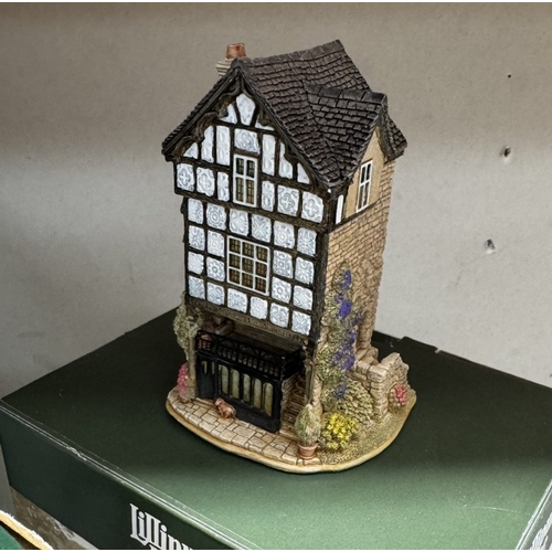 671 - A collection of Lilliput Lane cottages (6 boxed & 2 loose)