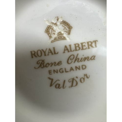 677 - A Royal Albert Val D'or dinner service