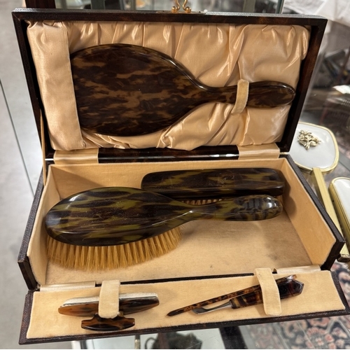 695 - A vintage vanity case & horn combs