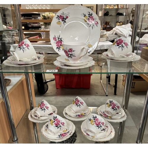 724 - A 25 piece Royal Vale tea set