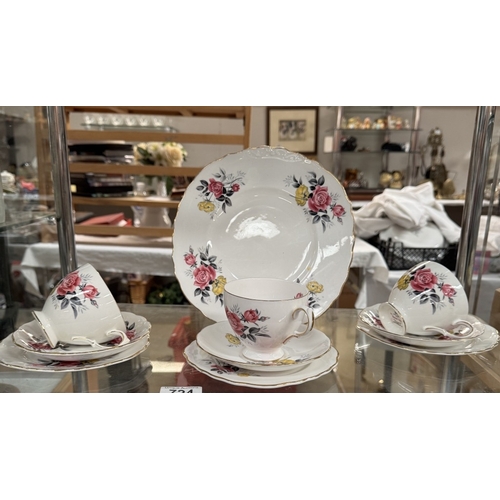 724 - A 25 piece Royal Vale tea set