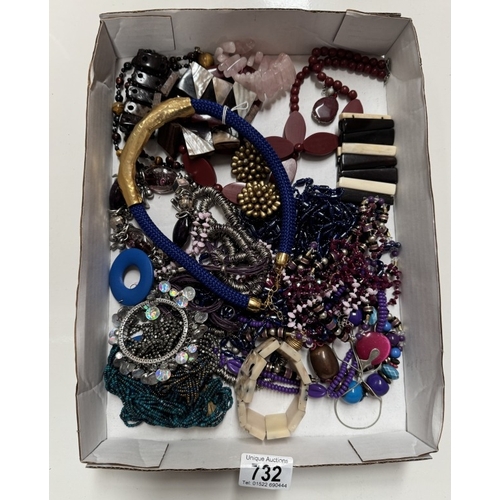 732 - A large tray of fashion jewellery, necklaces & bracelets