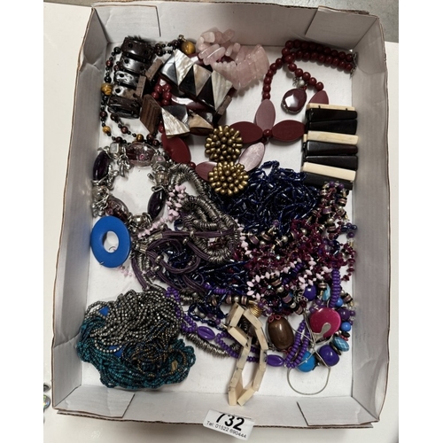 732 - A large tray of fashion jewellery, necklaces & bracelets