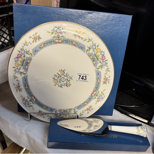 743 - A boxed Royal Worcester cake platter & cake slicer