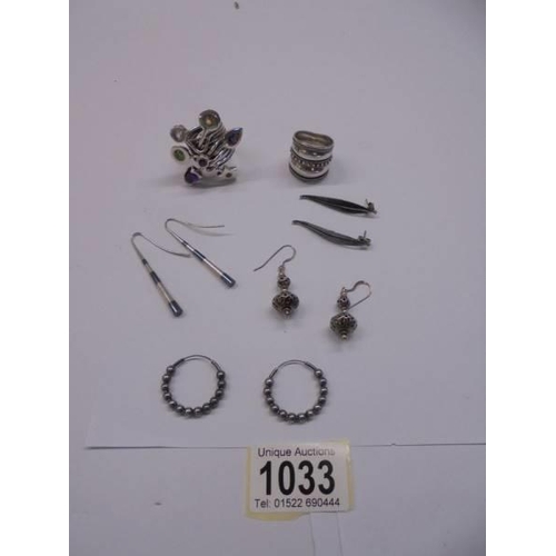 1033 - Two white metal rings and four pairs of white metal earrings.