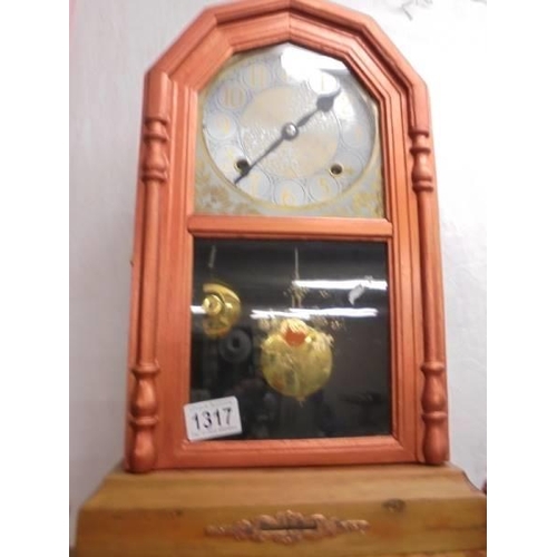 1317 - An American style mantle clock.