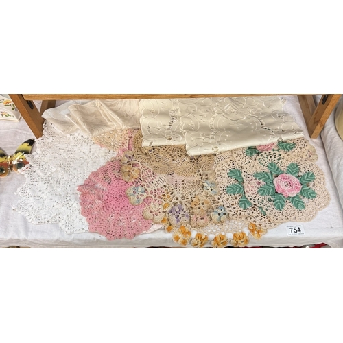 754 - A quantity of doilies, napkins etc