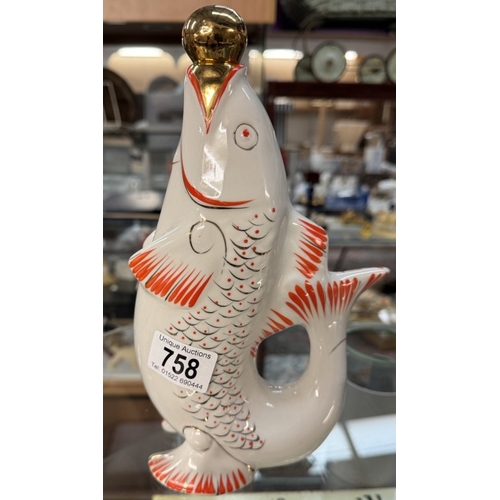 758 - A vintage ceramic fish decanter & 6 fish shaped shot glasses