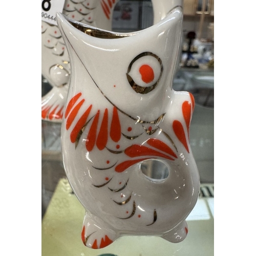 758 - A vintage ceramic fish decanter & 6 fish shaped shot glasses