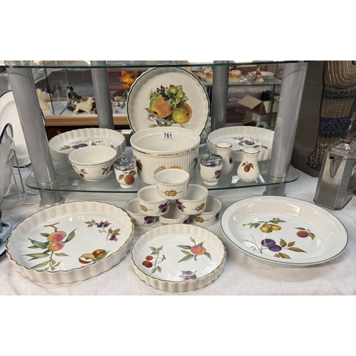 761 - A quantity of Royal Worcester bowls etc including Evesham