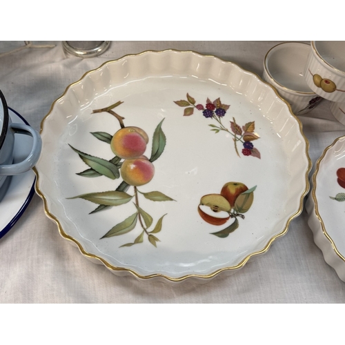 761 - A quantity of Royal Worcester bowls etc including Evesham